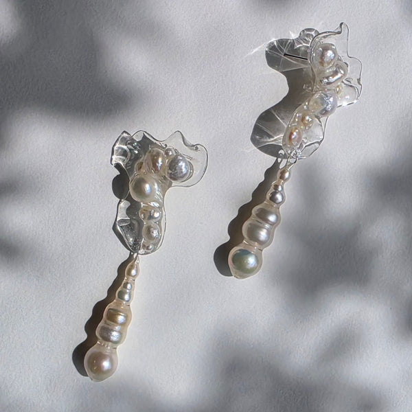 Aros Gesto orgánico con perlas colgantes