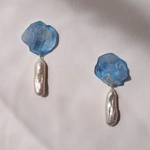 Aros Azul cielo con perlas barrocas